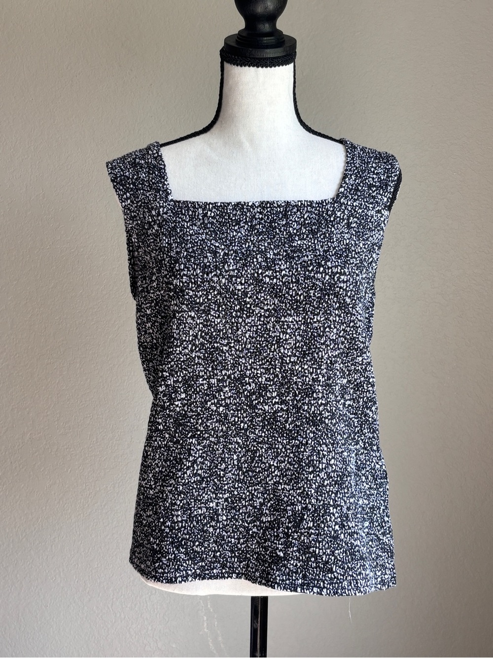 On 34th Square Neck Sleeveless smocked Tank Top Black & White pattern women’s XL